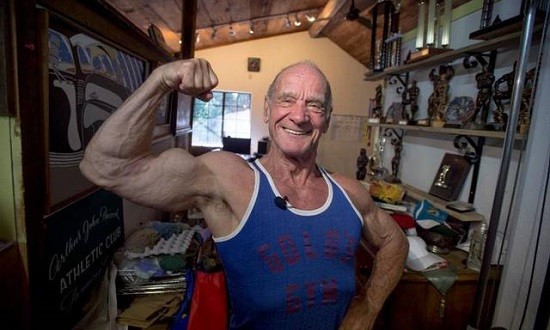 Ένας bodybuilder σε ηλικία 80 ετών τρομάζει κόσμο με τους μύες του! (photos)