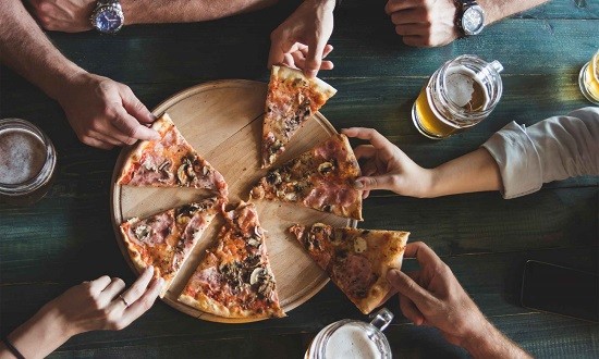 Τι συμβαίνει στο σώμα σου αν φας ένα κομμάτι πίτσα