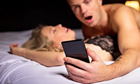 Έρευνα-ΣΟΚ: Το 10% των millennials κοιτά το κινητό την ώρα του σεξ