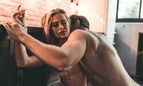 Πώς κρατιέται το σεξουαλικό πάθος ζωντανό στις μακροχρόνιες σχέσεις