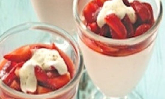 Μους γιαούρτι με καραμελωμένες φράουλες