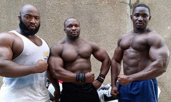 Στα... άδυτα του αφρικανικού bodybuilding - Οι ξύλινοι πάγκοι και τα βάρη από ανταλλακτικά αυτοκινήτων