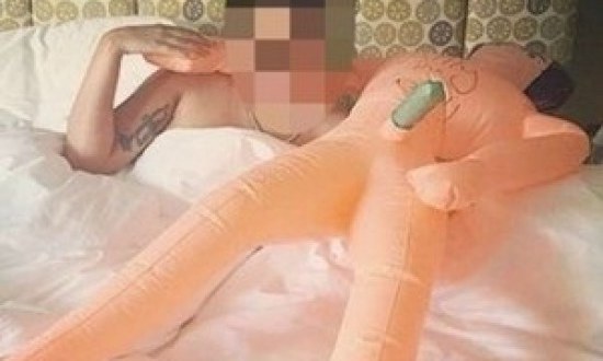 Ποια πασίγνωστη τραγουδίστρια έκανε σεξ με πλαστική κούκλα; (photos)