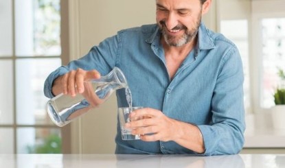 Τα εκπληκτικά οφέλη του νερού στην υγεία μας – Πόσο πρέπει να πίνουμε