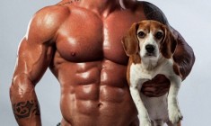 «Μπράτσα και κουτάβια»: Κυκλοφόρησε το ημερολόγιο που συνδυάζει bodybuilders με ζώα για υιοθεσία