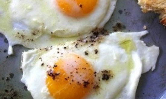 Απίθανο κόλπο για να τηγανίζετε τα αυγά σας (VIDEO)