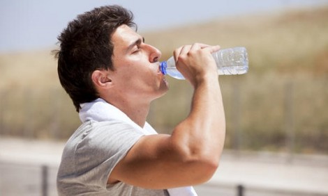 Γιατί δεν πρέπει να πίνουμε παγωμένο νερό όταν έχει καύσωνα;