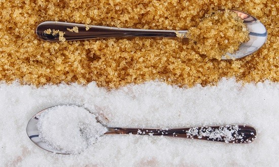 H καστανή ή λευκή ζάχαρη είναι καλύτερη για την υγεία μας;