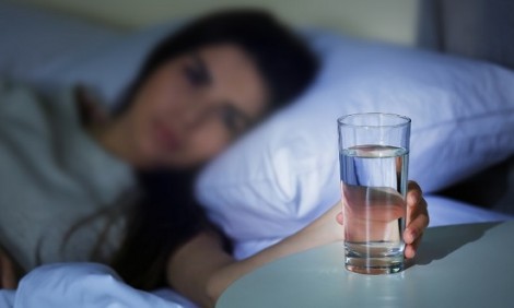 Οι κίνδυνοι που κρύβει ένα ποτήρι νερό όταν έχει μείνει όλη νύχτα στο κομοδίνο