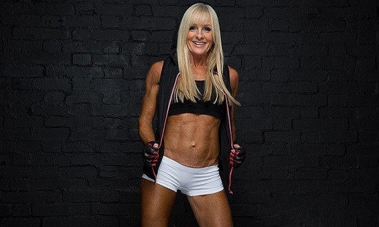 Η 52χρονη bodybuilder που «σαρώνει» στο πέρασμά της