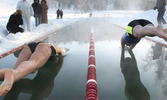 Χειμερινή κολύμβηση. Το καλό που προσφέρει στην υγεία αλλά και τι κινδύνους κρύβει;