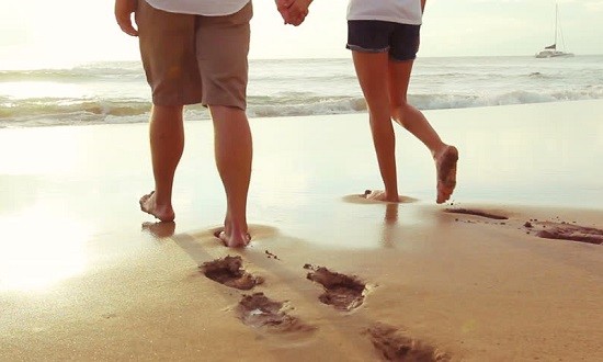 Γιατί κάνει καλό να περπατάμε ξυπόλητοι στην άμμο
