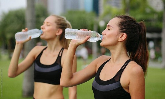 Πώς θα πίνεις 2 λίτρα νερό την ημέρα;