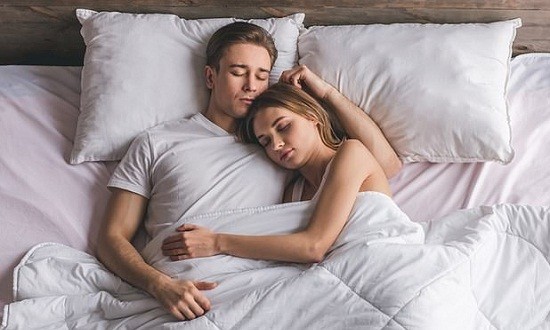 Ύπνος: Τι συμβαίνει όταν ένα ζευγάρι κοιμάται μαζί, στο ίδιο κρεβάτι!