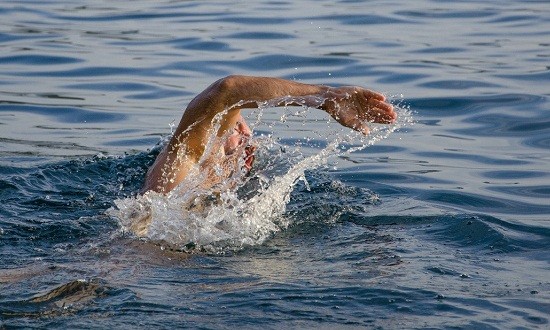 Κορωνοϊός: Πόσο ασφαλής είναι η κολύμβηση;
