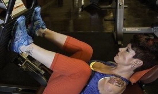Συγκλονιστικό: Γνωρίστε την 37χρονη bodybuilder χωρίς χέρια!