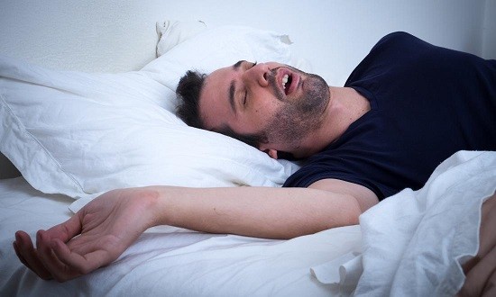 Οι ξάπλες του Σαββατοκύριακου δεν αναπληρώνουν τον χαμένο ύπνο της εβδομάδας