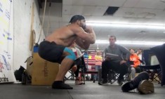 Έκανε 26.100 squats σε 24 ώρες για να σπάσει το παγκόσμιο ρεκόρ (vid)