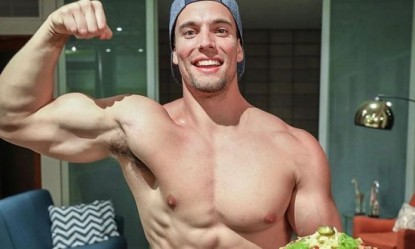 Αυτός ο γνωστός vegan bodybuilder εξηγεί πως μπορείς να πετύχεις γράμμωση χωρίς κρέας