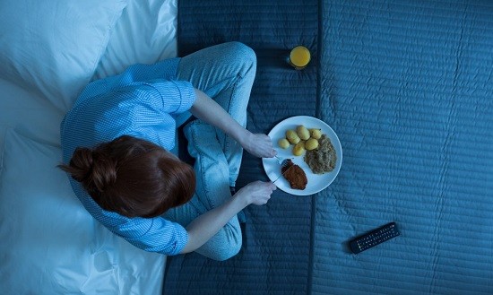 Γιατί είναι επικίνδυνο να φας πολύ πριν κοιμηθείς;