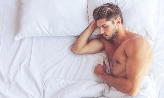 5 λόγοι για να ξεκινήσετε να κοιμάστε γυμνοί