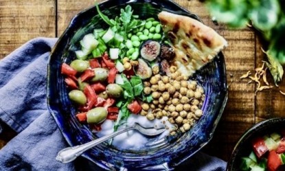 Έλληνας διατροφολόγος αποκαλύπτει τις τροφές «κλειδιά» για τη μακροζωία στην Ικαρία