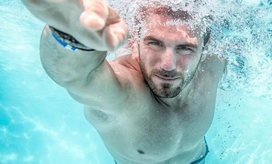 Μάθε δύο HIIT workouts για να γυμνάζεσαι εντατικά ενώ κολυμπάς
