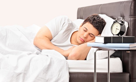Η επιστημονική απόδειξη ότι πρέπει να κοιμάσαι παραπάνω τα Σαββατοκύριακα