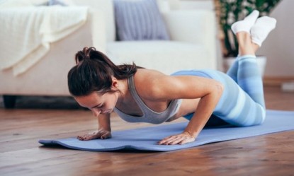 Home workout: Γυμνάστε πλάτη, χέρια και στήθος σε δέκα λεπτά