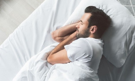 4 αναπάντεχοι λόγοι που ο ύπνος σε βοηθάει να κάψεις λίπος