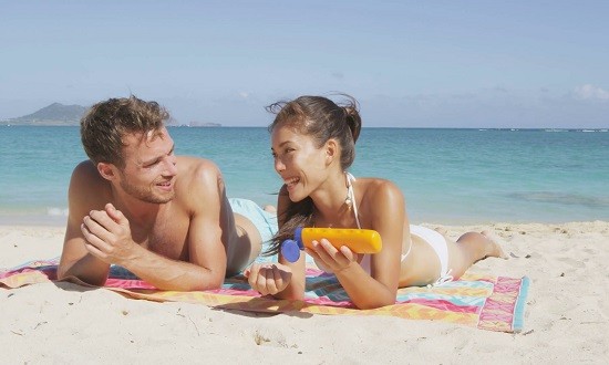 9 πράγματα που πρέπει να έχεις στις διακοπές με την κοπέλα σου!