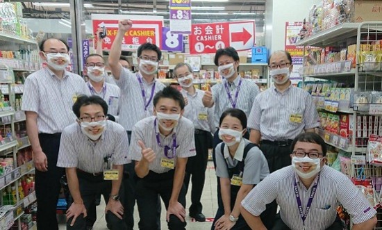 Κατάστημα στην Ιαπωνία υποχρεώνει τους εργαζόμενους να φορούν μάσκες με χαμόγελο