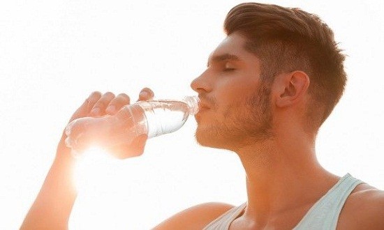 Τι συμβαίνει στον οργανισμό σου όταν πίνεις υπερβολικά πολύ νερό;