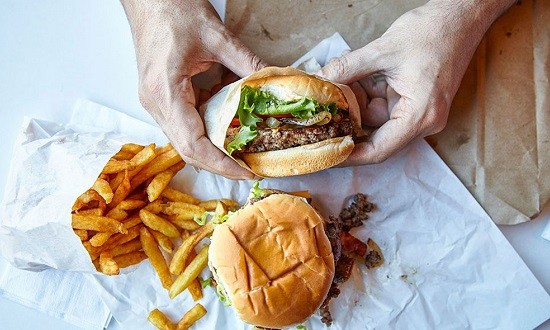 Fast food: Τι σοβαρά προβλήματα προκαλούν στην υγεία μας;