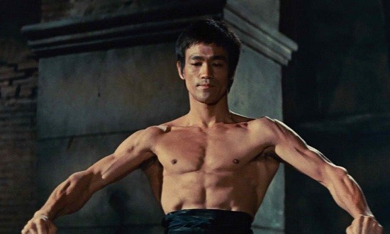Πώς θα προπονηθείς για να εκτελείς τα push-ups σαν τον Bruce Lee