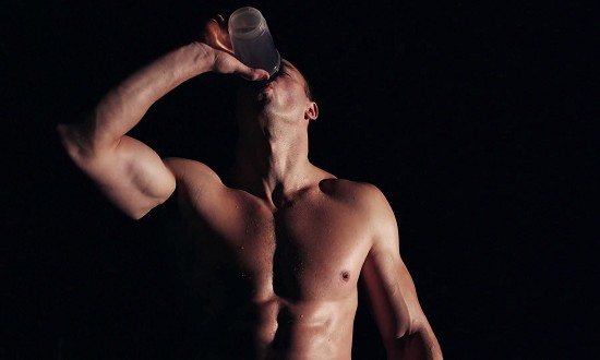 Θες να κάψεις λίπος; Η λύση είναι απλή: πιες νερό!