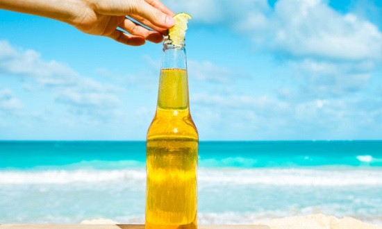 Γιατί απαγορεύεται το καλοκαίρι να βάλεις λεμόνι στην μπύρα, στο ποτό, στο αναψυκτικό