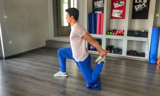 Stretching: 5 ασκήσεις που «λύνουν» τα πόδια μας