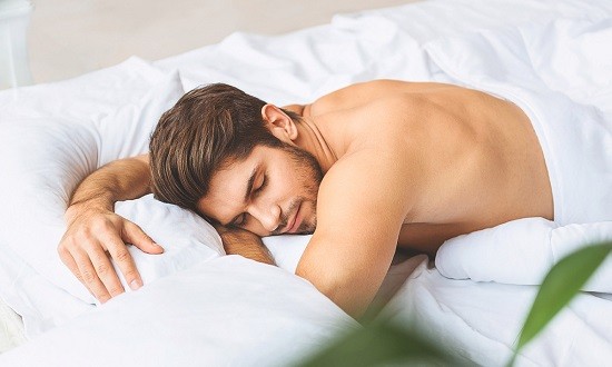 Γιατί δεν πρέπει να κοιμάστε γυμνοί μέσα στον καύσωνα