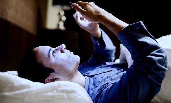 Τι μπορείς να πάθεις αν παίζεις με το κινητό πριν κοιμηθείς