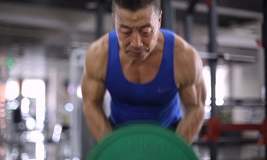 Ο 70χρονος bodybuilder από την Κίνα που βάζει κάτω ακόμη και 20χρονους