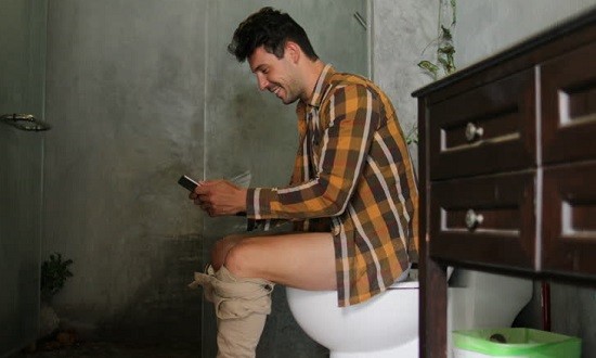 Γιατί να μην παίρνετε ποτέ το κινητό στην τουαλέτα