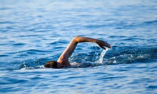 Μάθε τι κάνεις αν πάθεις κράμπα όταν κολυμπάς στη θάλασσα