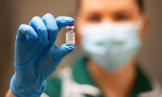«Βόμβα» από ΕΜΑ για το εμβόλιο: Νέες παρενέργειες σε Johnson &amp; Johnson και AstraZeneca