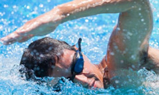 Κολύμπι: γιατί κάνει καλό στην υγεία μας;