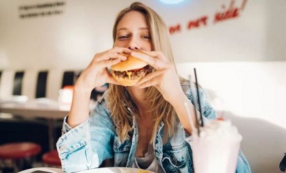 Τρως τη μία fast food και την άλλη υγιεινά; Τι συνέπειες έχει στο σώμα σου;