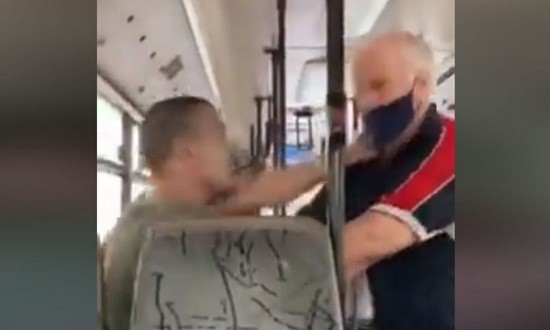 Άγριο ξύλο σε λεωφορείο μεταξύ νεαρού και ηλικιωμένου για τη μάσκα (video)