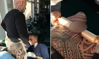 61χρονος bodybuilder τύλιξε το πέος του σε... πλάστη κουζίνας για ένα τατουάζ!
