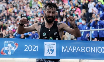 Αυθεντικός Μαραθώνιος 2021: Έσπασε ρεκόρ 17 ετών ο νικητής Κώστας Γκελαούζος