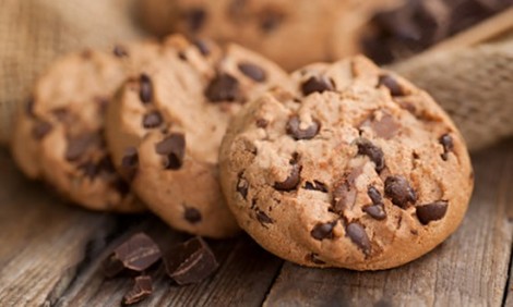 Φτιαξτε εύκολα και γρήγορα τρομερά σπιτικά μπισκότα σοκολάτας